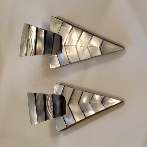 Earrings - Picture 1 of 4